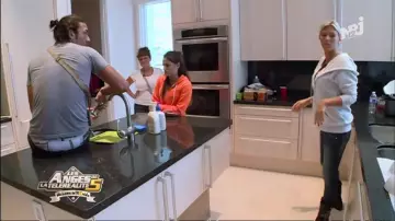 Le sweatshirt zippé gris clair de Amélie Neten dans Les Anges de la télé-réalité 5