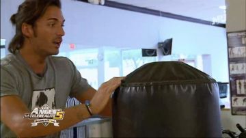 Le t-shirt gris chiné avec une image sur le devant de Thomas Vergara dans Les Anges de la télé-réalité 5