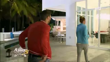 Le pantalon gri sarouel de Vanessa Lawrens dans Les Anges de la télé-réalité 5