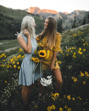 El vestido floral amarillo que lució Joelle Friend en su cuenta de Instagram @joellefriend