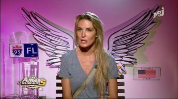 Le t-shirt gris col v de Marie Garet dans Les Anges de la télé-réalité 5
