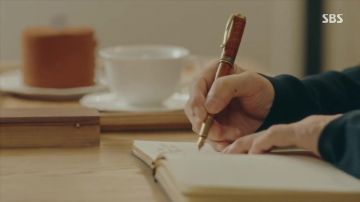 Le stylo S.T. Dupont de Lee Jong In (Jeon Moo-song) dans The King : Youngwonui Gunjoo (S01E04)