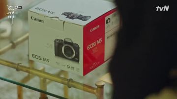 The camera Canon of Ji Eun Tak (Kim Go-eun) in Goblin (S01E09)