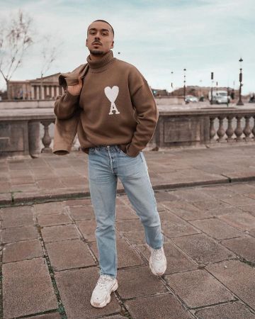 El suéter con el logotipo de Ami Paris usado por Johan Papz en su cuenta de Instagram @johanpapz