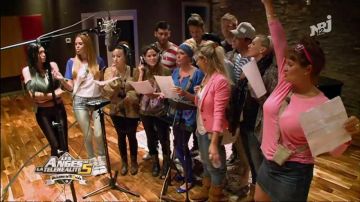 Le t-shirt rose manches 3/4 de Frédérique Brugiroux dans Les Anges de la télé-réalité 5
