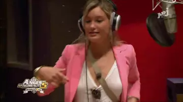 Le blazer rose porté par Aurélie Dotremont dans Les Anges de la télé-réalité 5