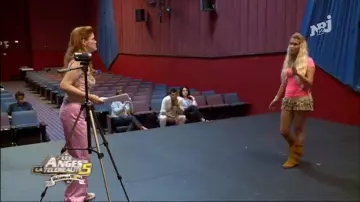 Les bottines marrons à franges de Aurélie Dotremont dans Les Anges de la télé-réalité 5