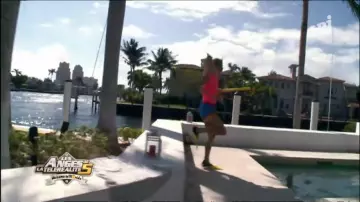 Le short bleu moulant de Aurélie Dotremont dans Les Anges de la télé-réalité 5