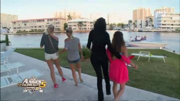 La paire de Converse rouges de Aurélie Dotremont dans Les Anges de la télé-réalité 5