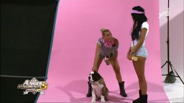 Le foulard rose de Nabilla Benattia dans Les Anges de la télé-réalité 5
