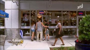 Les escarpins à talons noirs de Maude Harcheb dans Les Anges de la télé-réalité 5