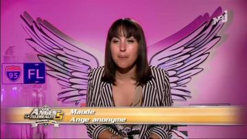 Le blazer rayé blanc et noir de Maude Harcheb dans Les Anges de la télé-réalité 5
