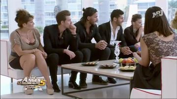 Les escarpins à talons épais de Frédérique Brugiroux dans Les Anges de la télé-réalité 5