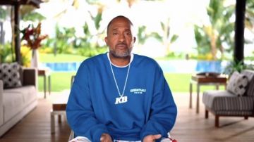 Suéter azul miedo a Dios usado por Kenya Barris (Kenya Barris) en #blackAF (S01E07)