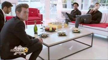 Les chaussures grises portées par Benjamin Machet dans Les Anges de la télé-réalité 5