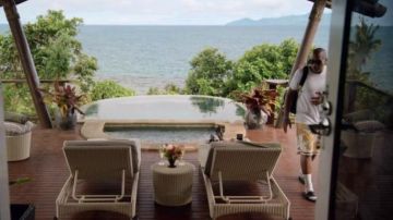 Toboganes de piscina negros usados por Kenya Barris (Kenya Barris) en #blackAF (S01E07)