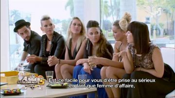 La jupe longue bleue de Capucine Anav dans Les Anges de la télé-réalité 5