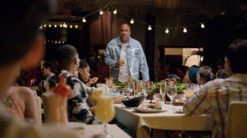 Chaqueta Valentino Blue Denim usada por Kenya Barris (Kenya Barris) en #blackAF (S01E07)