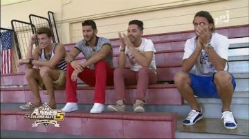 Le short chino bleu de Thomas Vergara dans Les Anges de la télé-réalité 5