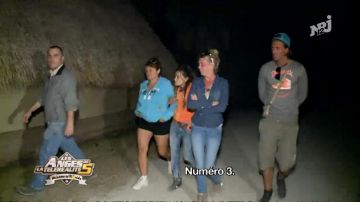 Le sweatshirt zippé bleu de Frédérique Brugiroux dans Les Anges de la télé-réalité 5