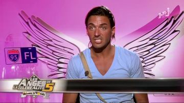 Le t-shirt bleu ciel col v de Thomas Vergara dans Les Anges de la télé-réalité 5