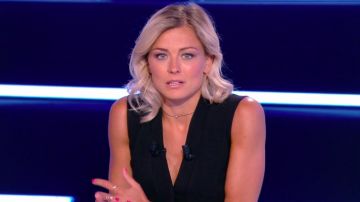 La robe noire portefeuille sans manches de Laure Boulleau dans Canal Football Club le 24.05.2020