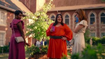 Vestido de manga Purple Flutter usado por Helen Decatur (Heather Headley) en Sweet Magnolias Temporada 1 Episodio 6