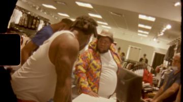 Burberry Monogramme Impression doudoune en Multicolore porté par la Tige de la Vague Et j'ai Toujours (official Music Video)