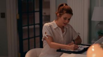 Camisa a rayas usada por Maddie Townsend (JoAnna Garcia) en Sweet Magnolias Temporada 1 Episodio 7