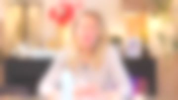 Le pull 'Genius' porté par Agathe Lecaron dans La maison des maternelles