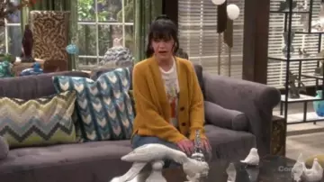 Taco Bar Graph­ic Print Cot­ton T Shirt worn by Jackie (Pauley Perrette) in Broke Season 1 Episode 8