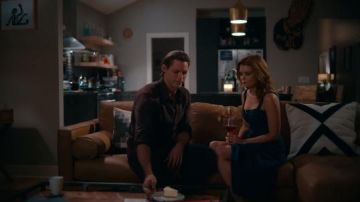 Bleu Col Carré Robe portée par Maddie Townsend (JoAnna Garcia) dans Sweet Magnolias Saison 1 Épisode 8