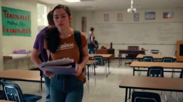 Brown t-shirt porté par Annie Sullivan (Annelies Juge) dans Sweet Magnolias Saison 1 Épisode 8