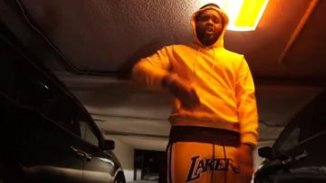 Champion sweat à Capuche en jaune porté par Kevin Gates dans Wetty Freestyle (Vidéo Musicale Officielle - WSHH Exclusive)