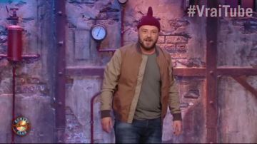 La chaqueta de cuello de peluche usada por Alban Ivanov en el programa Jamel Comedy Club (Temporada 9 Episodio 22 con Joey Starr)