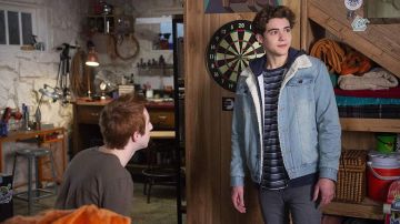 Ricky's (Joshua Bassett) Sherpa Collar Denim Jacket en la serie High School Musical: The Musical (Temporada 1 Episodio 1)