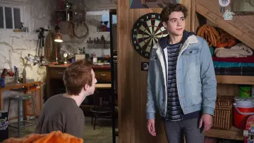 La veste en jean col sherpa de Ricky (Joshua Bassett) dans la série High School Musical : La Comédie Musicale (Saison 1 Episode 1)