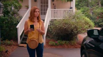 Top festoneado amarillo usado por Maddie Townsend (JoAnna Garcia) en Sweet Magnolias Temporada 1 Episodio 10