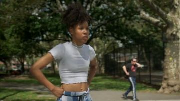 White Lettuce Edge Mock Neck Top usado por Janay (Ardelia Lovelace) en Betty Temporada 1 Episodio 4