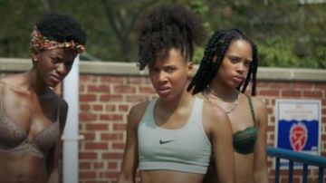 Sujetador deportivo de soporte medio usado por Janay (Ardelia Lovelace) en Betty Temporada 1 Episodio 4
