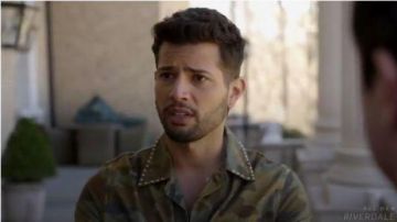 La veste imprimé militaire de Sam Jones (Rafael de la Fuente) dans Dynastie (S01E21)