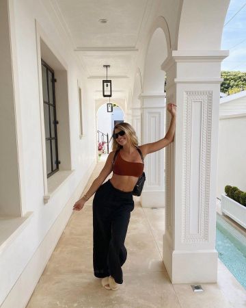 Anémona nada Black Wide Leg Pant de Sofia Richie en la cuenta de Instagram @sofiarichie 20 de mayo de 2020