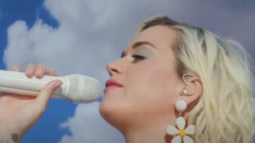 Rebecca de ravenel Daisy Drop Ear­rings worn by Katy Perry on Good Morning America May 23, 2020