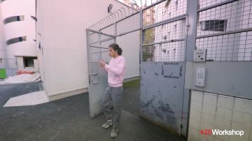 Le sweatshirt Lacoste porté par Moha La Squale dans son clip Bienvenue à la Banane