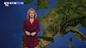 La robe courte manches longues imprimé cœurs de Sandra Larue dans Météo de BFMTV