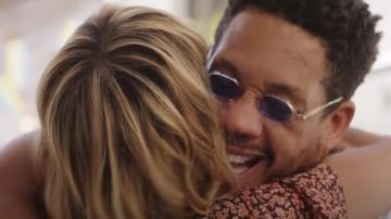 Las gafas de sol azul octogonales que lleva Frankie (Joeystarr) en la película Ibiza