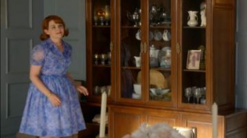 Bleu robe à fleurs avec manches courtes porté par Beth Ann Stanton (Ginnifer Goodwin) dans lesquelles les Femmes Tuent (S01E06)