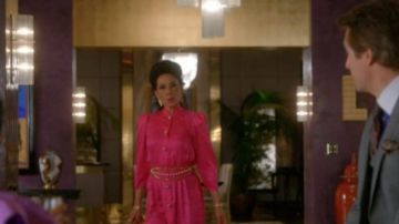 Vestido largo rosa con cuello de capucha y manga larga usado por Simone Grove (Lucy Liu) en Why Women Kill (S01E06)