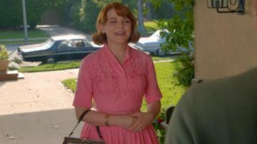 Robe rose avec des manches courtes porté par Beth Ann Stanton (Ginnifer Goodwin) dans lesquelles les Femmes Tuent (S01E06)