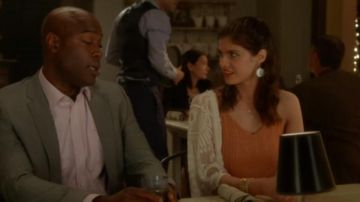 Longue et blanc cardigan porté par Jade (Alexandra Daddario) dans lesquelles les Femmes Tuent (S01E06)